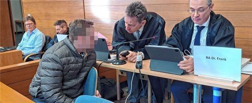 Vorbereitung auf den zehnten Prozesstag: Der Angeklagte Sebastian T. sowie seine Verteidiger Harald Baumgärtl und Dr. Markus Frank im großen Saal im Landgericht Traunstein. Foto Michael Weiser