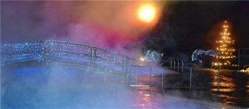 Vorfreude auf Weihnachten wecken: Entspannende Stunden zum Beispiel im Relaxbecken ermöglichen die Chiemgau Thermen Bad Endorf im Advent zum günstigen Preis.