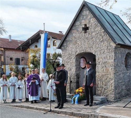 Vorsitzender Joachim Pfaller hielt seine Rede. Dahinter die Reservisten Thomas Schöberl und Andreas Michlbauer. Zwischen den Ministranten Pater Christoph.Foto niessen