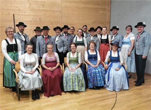 Vorstandschaft und Vertreter nach den umfangreichen Neuwahlen beim Stammverein.Foto  re