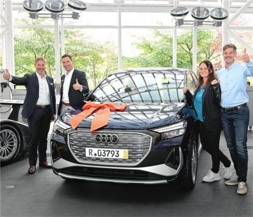 Vorstandsvorsitzender der Raiffeisenbank Aschau-Samerberg Christian Trattner (von links), Geschäftsführer Gewinnsparverein Markus Eichenseer, Gewinner Irmingard und Markus Wallner bei der Fahrzeugübergabe in Ingolstadt. Foto Raiffeisenbank Aschau-Samerberg