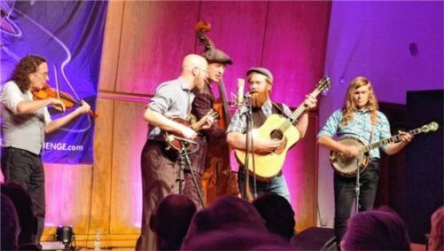 Waren instrumental und stimmlich ein Erlebnis: (von links) Paul Lindenauer (Violine), Joon Laukamp (Mandoline), Pierce Black (Bass), Philipp Keck (Gitarre) und Steffen Thede (Banjo).Foto auer