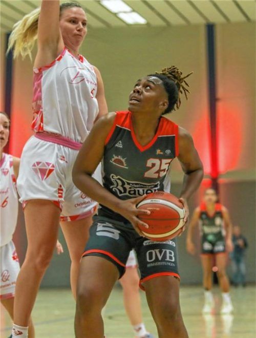 Wasserburgs Kayla Simmons (rechts) steuerte 20 Punkte zum Sieg in Dillingen an der Saar bei.Foto Stefan Pfuhl