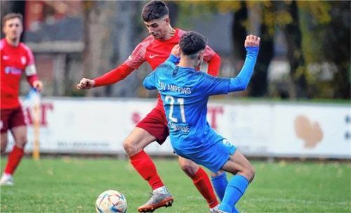 Wasserburgs Leon Simeth zieht hier am Ampfinger Riccardo Savarese vorbei.Foto mb.presse – Butzhammer