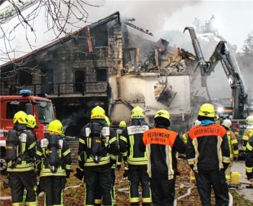 Wegen der starken Rauchentwicklung waren rund 40 Atemschutzträger im Einsatz. Foto Hobmaier