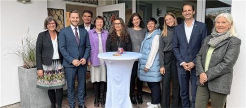 Wenn kurzfristig eine Kindertagespflege nötig ist, hilft das „Spatzennest“ aus. Zu dessen Eröffnung kamen unter anderem mit Oberbürgermeister Andreas März (Zweiter von rechts) und Zweiter Bürgermeister Daniel Artmann (Zweiter von links). Foto  Stadt Rosenheim