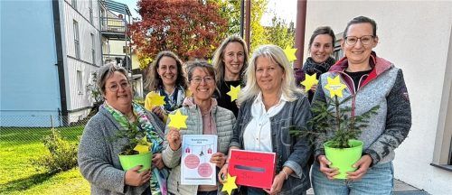 Wer sich und seinen Liebsten keine Weihnachtsgeschenke leisten kann, hat die Möglichkeit bei der Wunschzettelaktion mitzumachen. Diese wird initiiert durch (von links) Birgit Bernauer, Maria Eder, Ingrid Wimmer, Maria Kapsner, Maria Jetzelsperger und Kerstin Plank.Foto auer