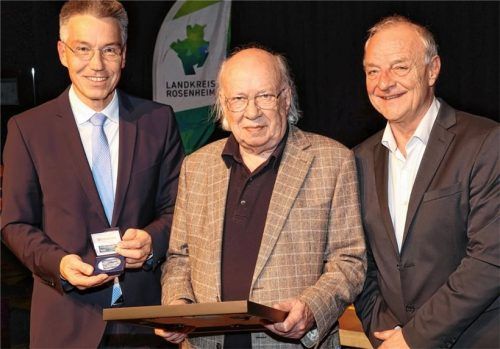 Willy Reichert (Mitte) erhielt die Auszeichnung aus den Händen von Landrat Otto Lederer. Kulturreferent Christoph Maier-Gehring (rechts) hielt die Laudation. Fotos re