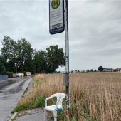Mit dem Gartenstuhl zur Bushaltestelle