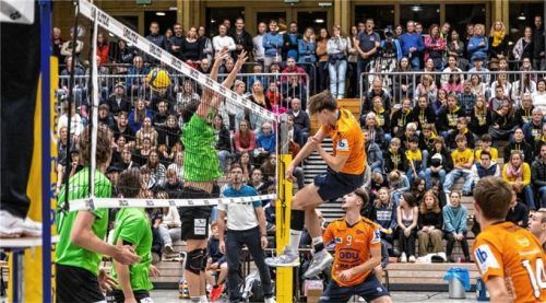 Youngster Maxi Himsl im Angriff: Der Nachwuchsspieler des TSV Mühldorf überzeugte bislang mit seinen Auftritten im Team der ersten Mannschaft vor den vielen Zuschauern. Foto Fabian Bartsch