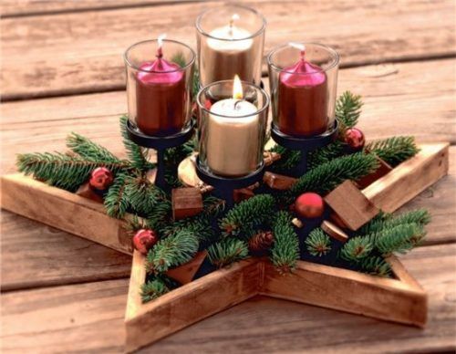 Zur Vorweihnachtszeit gehören festliche Dekoration und natürlich ein Adventskranz oder -gesteck mit den vier Lichtern. Foto  pixabay.com/ak-o