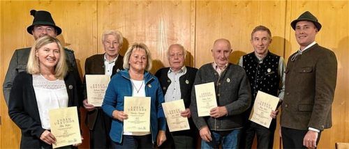Zusammen ehrten Zweiter Gauschützenmeister (links) Franz Kiesmüller und Schützenmeister Florian Staber (rechts) Mitglieder für ihre langjährige Treue zum Verein.Foto re
