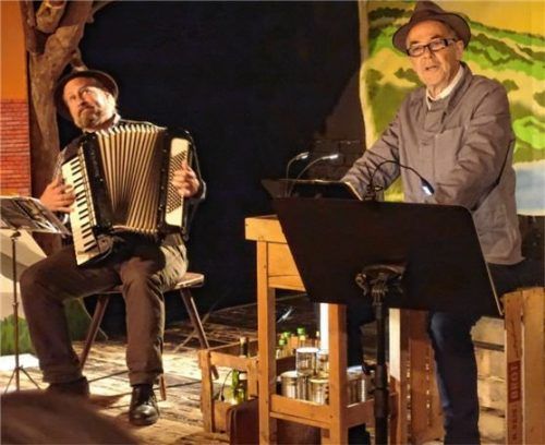 Zwischendurch sang Peter Wiegand Lieder und begleitete sich auf der Gitarre. Sein Partner Christian Ludwig Mayer las die Einführung und spielte Akkordeon.Foto füchtner