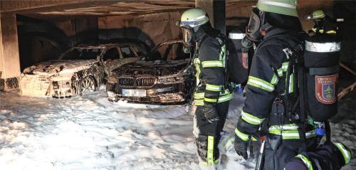 100 Anwohner evakuiert und großer Schaden: Brand einer Tiefgarage in der Erzgebirgsstraße.Foto fib/Eß