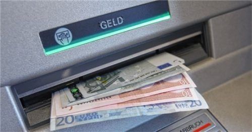 15 Abhebungen, fast 20000 Euro Schaden: Eine Betrügerin hat das Konto einer alten Dame leer geräumt. Foto dpa
