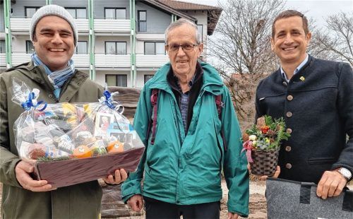 17 Jahre lang leitete Hartmut Götz (Mitte) als Wanderführer verschiedene Ausflüge. Dafür dankten ihm (von links) Bürgermeister Alois Loferer und Kurdirektor Peter Helfmeyer. Foto  Ammelburger