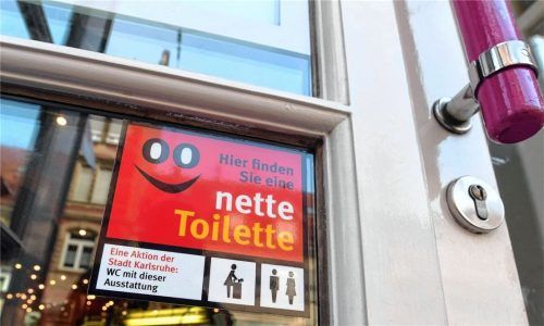 329 deutsche Städte und Gemeinden nehmen an der Aktion „nette Toilette“ teil – darunter Karlsruhe (siehe Foto) und Neuss. Jetzt kommt das Angebot auch nach Rosenheim. Foto dpa