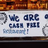 Schweden denkt um: Bares als Notgroschen