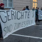 Aktivisten verzögern Prozess mit Anträgen