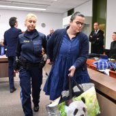 Maskenhändlerin Tandler packt ihre Sachen