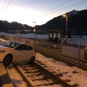 Auto rollt auf Bahngleise