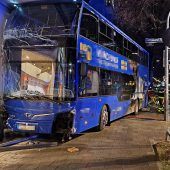 Schleißheimer Straße: Bus kracht in Haus