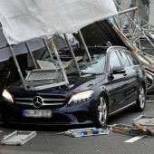 Sturm: Baugerüst kracht auf Auto