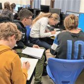 Schüler schlagen sich beim Mathemarathon am Karolinen-Gymnasium die Nacht um die Ohren