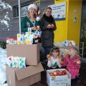 Eltern spenden Päckchen und Obst