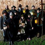 Elf Chormädchen unterwegs