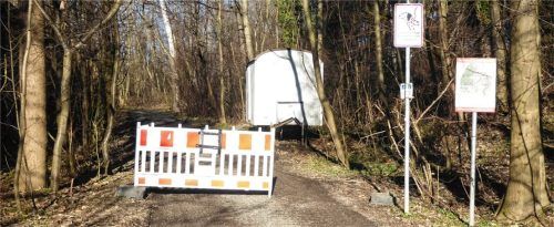 Absperrungen und Hinweisschilder machen deutlich, dass hier der Durchgang verboten ist.Foto  Riediger