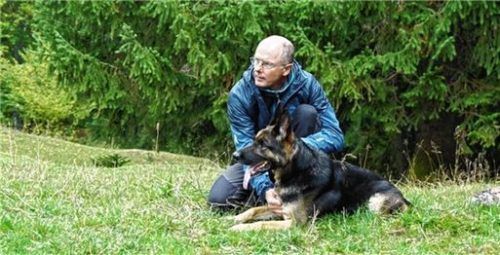 Achim Tegethoff, neuester Träger des „Grünen Kreuzes“, bei einer Übung der Bergretter Marquartstein. Foto Bergwacht Bayern