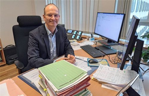 Aktenberge türmen sich im Büro von Staatsanwalt Dr. Wolfgang Beckstein. Foto WEiser