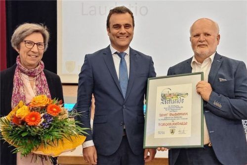 Albert Buchetmann (rechts) ist der neueste Träger der Bad Endorfer Bürgermedaille, überreicht von Bürgermeister Alois Loferer (Mitte). Für Marianne Buchetmann gab es Blumen. Foto Ammelburger