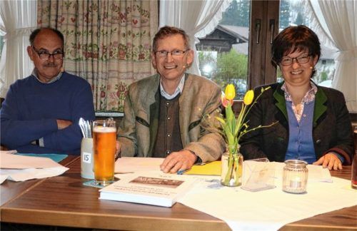 Am 1. Mai stellte der Verein unter dem Titel „Dorfgeschichten aus Frasdorf“ der Öffentlichkeit ein weiteres heimatkundliches Buch vor. Thomas Fischer, Rupert Wörndl und Martina Stoib (von links) brachten allerlei Interessantes über das Leben der Menschen in früheren Zeiten, in Frasdorf, Umrathshausen und Wildenwart.Foto  Rehberg