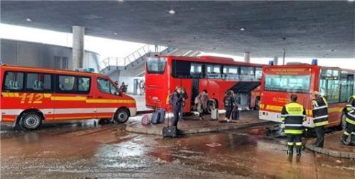 Am Bahnhof in Rosenheim saßen mehr als 200 Fahrgäste fest. Die Feuerwehr brachte sie nach München.