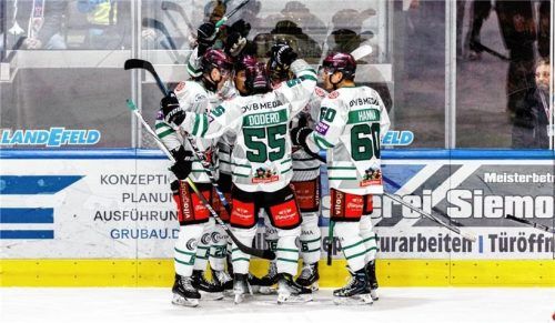 Am Ende bejubelten die Starbulls einen 3:2-Sieg in Kassel. Foto Jan-Malte Diekmann