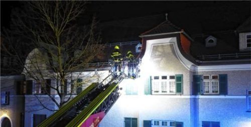 An einem Gebäude in der Carl-Jordan-Straße in Kolbermoor lösten sich Dachziegeln. Die Straße musste gesperrt werden. Foto Riediinger