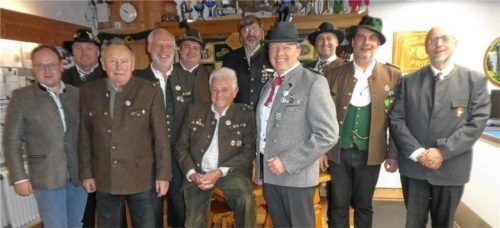 Auch die Gaudi kommt nicht zu kurz bei (von links) Bürgermeister Andreas Friedrich, Stefan Anzer, Hans Rappel, Alfred Angerer, Uwe Kueres, Otto Dauer senior, Sebastian Hering, Christian Edenhofer, Florian Wunderle, Gauschützenmeister Bernhard Brehmer und Hannes Enders.Foto Hering