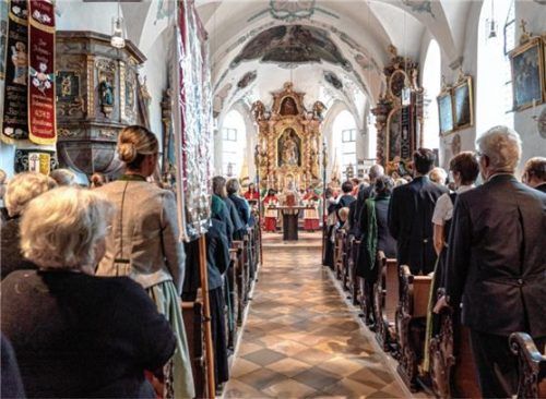 Auch heute noch – wie vor hundert Jahren – sind die Höhenmooser ihrer Kirche eng verbunden. Vor hundert Jahren setzten sie durch, dass Höhenmoos zu einer eigenen Pfarrei wurde, das Jubiläum wurde vom ganzen Ort gefeiert.