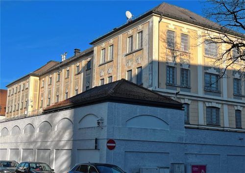 Auch hinter hohen Betonwänden, Stacheldraht und Gitterfenstern findet Weihnachten statt. In welcher Form, darüber sprach unsere Redaktion mit Dr. Sandro Nitsche, dem stellvertretenden Leiter der JVHs Bernau, Traunstein und Bad Reichenhall. Unser Bild entstand in Traunstein. Innenaufnahmen sind strengstens untersagt. Foto Kas