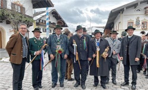Auf dem Törwanger Dorfplatz begehen (von links) Bürgermeister Georg Huber, Organisator Fritz Dräxl, Landrat Anton Sperr aus Garmisch-Partenkirchen, Sebastian Friesinger, Chronist Christian Glas, Sepp Lausch und Landrat Otto Lederer das Hochzeitsladertreffen.Foto Hötzelsperger