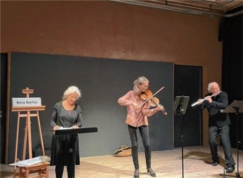 Auf der Bühne: (von links) Katalin Zsigmondy, Dramaturgie und Sprache, Ulrike Stortz, Violine und Sprache, und August Zirner, Flöte und Sprache.Foto Kirchner