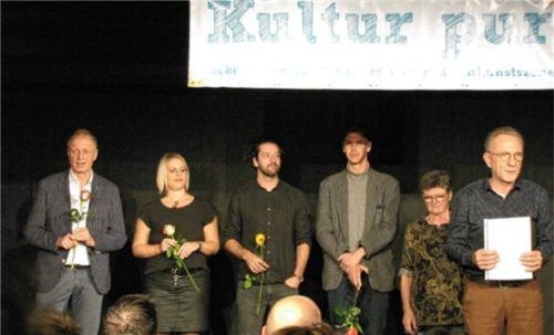 Auf der Bühne: (von links) Ludwig Müller, Susi Köbinger und Fabian von Dobschütz (Fabig), Maxi Pongratz, Annamirl Spies und Moderator Werner Rösler.Foto re