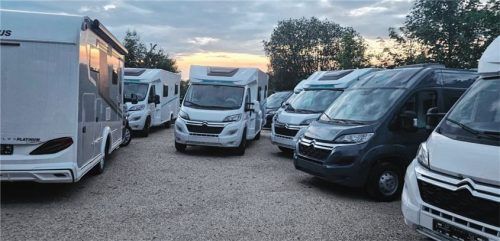 Auf einem Parkplatz im südlichen Landkreis Rosenheim stehen zahlreiche Wohnmobile der Firma FlexiCamper, insgesamt rund 30 Fahrzeuge – Zukunft ungewiss.Foto Ludwig