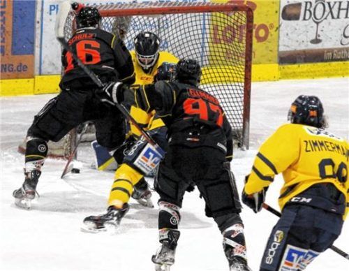 Bad Aiblings Kapitän Marcel Schulz (16) scheitert hier an Waldkraiburgs Goalie Christoph Lode. Foto Stefan Hadersbeck