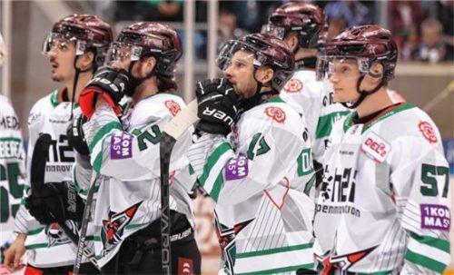 Bedröppelt dreinblickende Rosenheimer Spieler nach der zweiten Niederlage des Wochenendes.Foto Thomas Heide