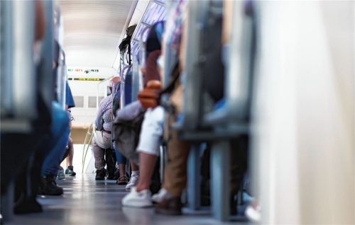 Bedürftige, die im MVV-Bereich die vergünstigte „Isarcard S“ nutzen dürfen, müssen noch etwas warten. Der Landkreis beginnt heuer nicht mehr mit den Vorbereitungen zur Einführung eines Landkreispasses, der Voraussetzung für die Ausgabe der „Isarcard S“ ist.Foto DPA