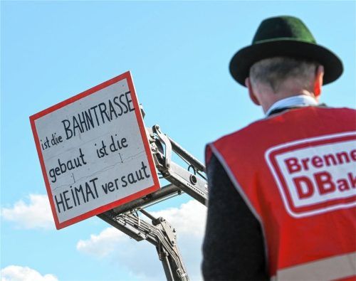 Begeistert von den Trassen-Plänen der Bahn für den Brenner-Nordzulauf sind auch die Rosenheimer nicht. Jetzt hat Oberbürgermeister Andreas März eine Alternative vorgeschlagen. Foto Tobias Hase/dpa
