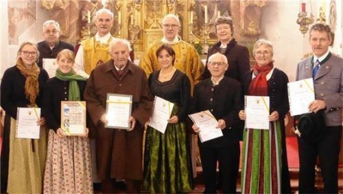 Bei den Ehrungen waren zugegen: (vorne von links) Johanna Astner, Chorleiterin Regina Sprinzing mit der Urkunde für Josef Wieland von der Pfarrei Flintsbach, Josef Wieland, Irmengard Schmid, Georg Binder, Rita Grad und Martin Obermair sowie (hinten von links) Lothar Heusler, Pfarrer Helmut Kraus, Diakon Thomas Jablowsky und Pfarrgemeinderatsvorsitzende Aleksandra Fusek.Foto re
